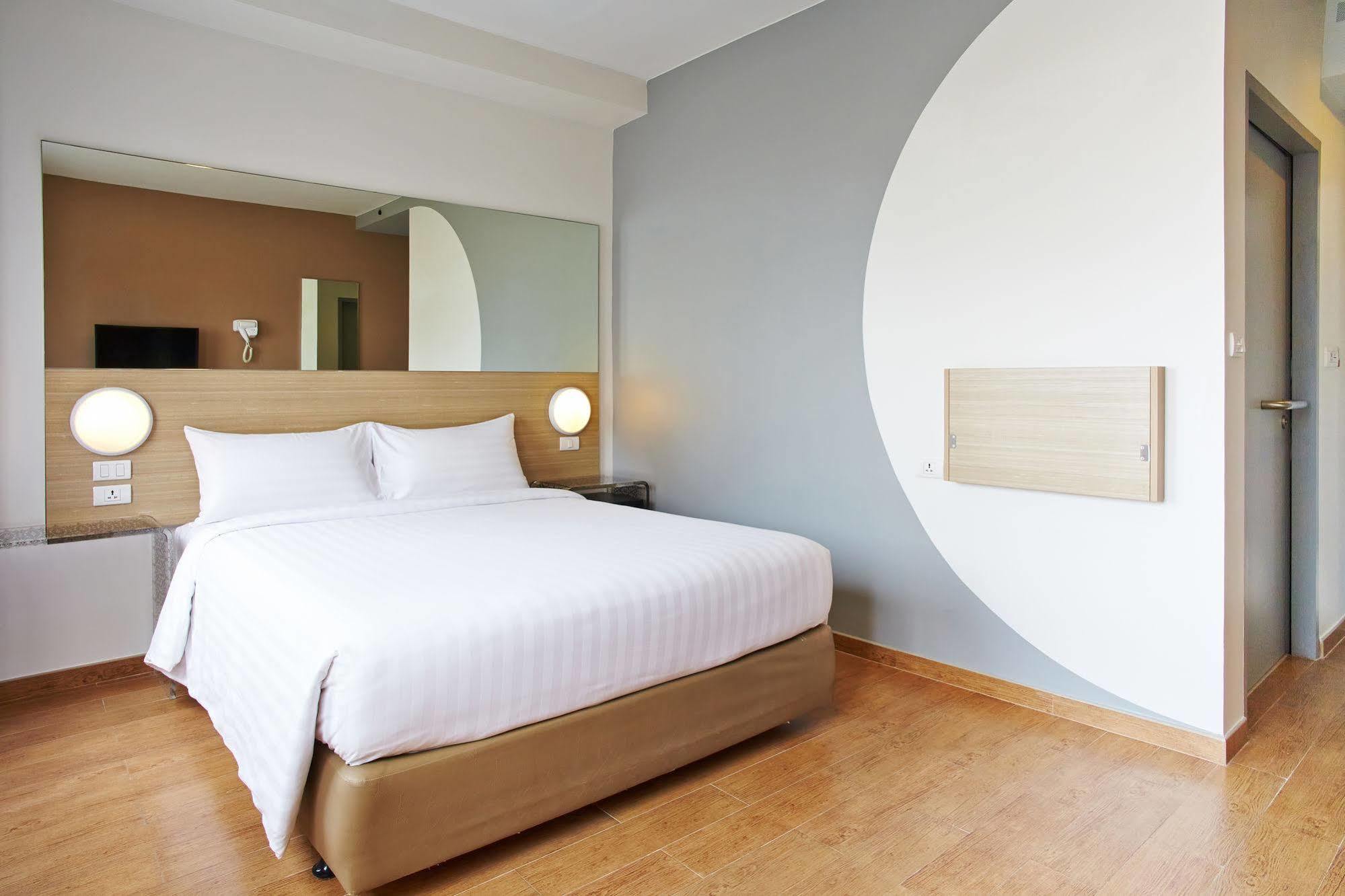 Red Planet Phuket Patong - Sha Extra Plus Exterior photo